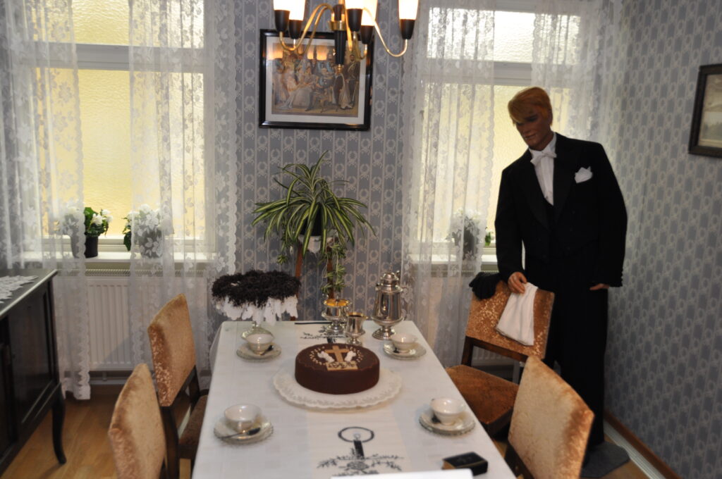 Kläder räknas min gammelmorfar som nära anhörig och ska jag ha svart slips på hans begravning